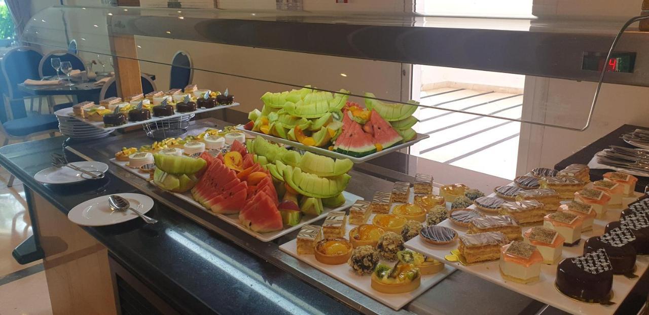 Hotel Borj Rabat - A Member Of Barcelo Hotel Group Exterior foto A fruit salad buffet